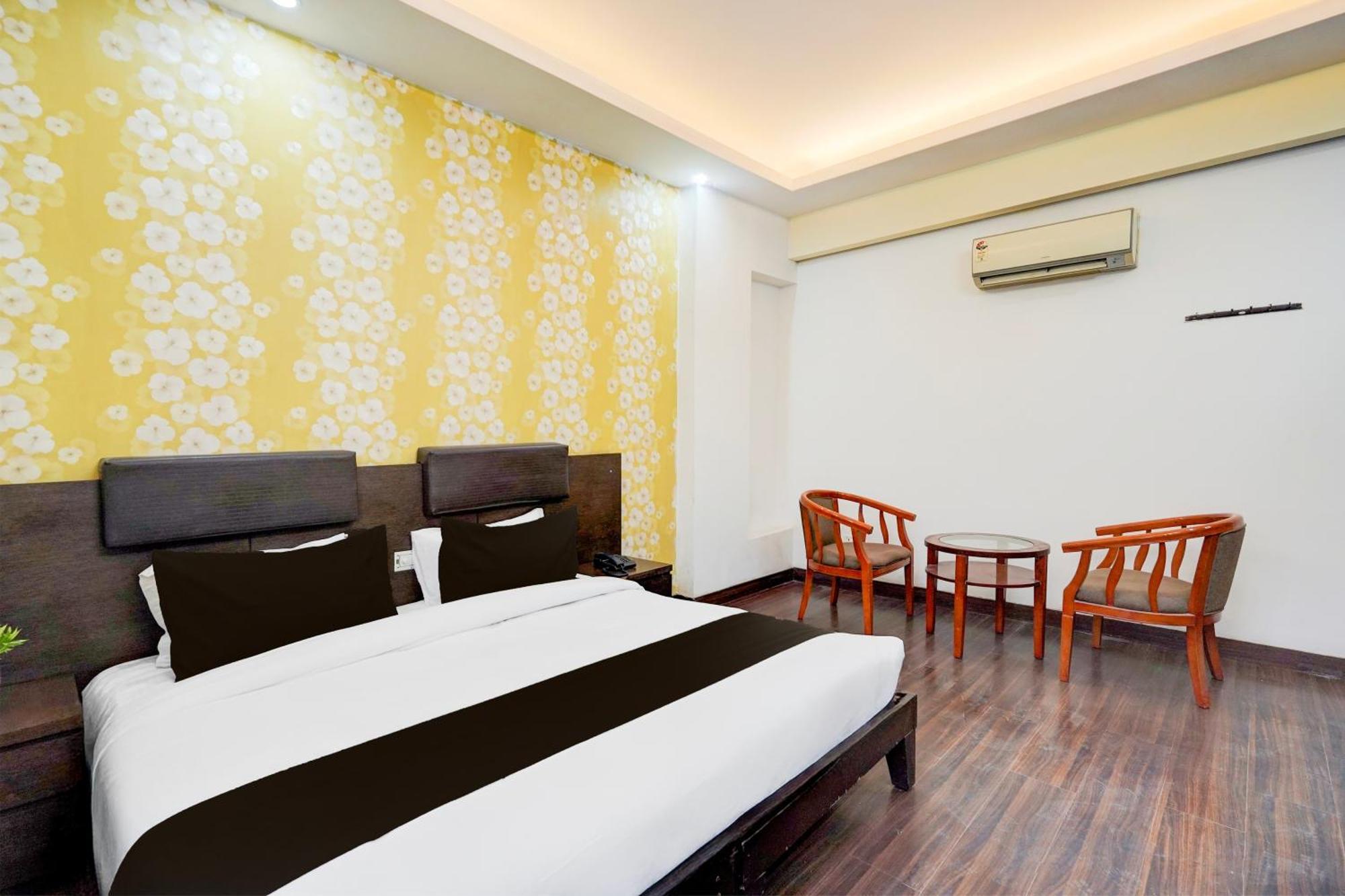 Super Townhouse Sector 51 Noida Near Metro Station Hotell Exteriör bild