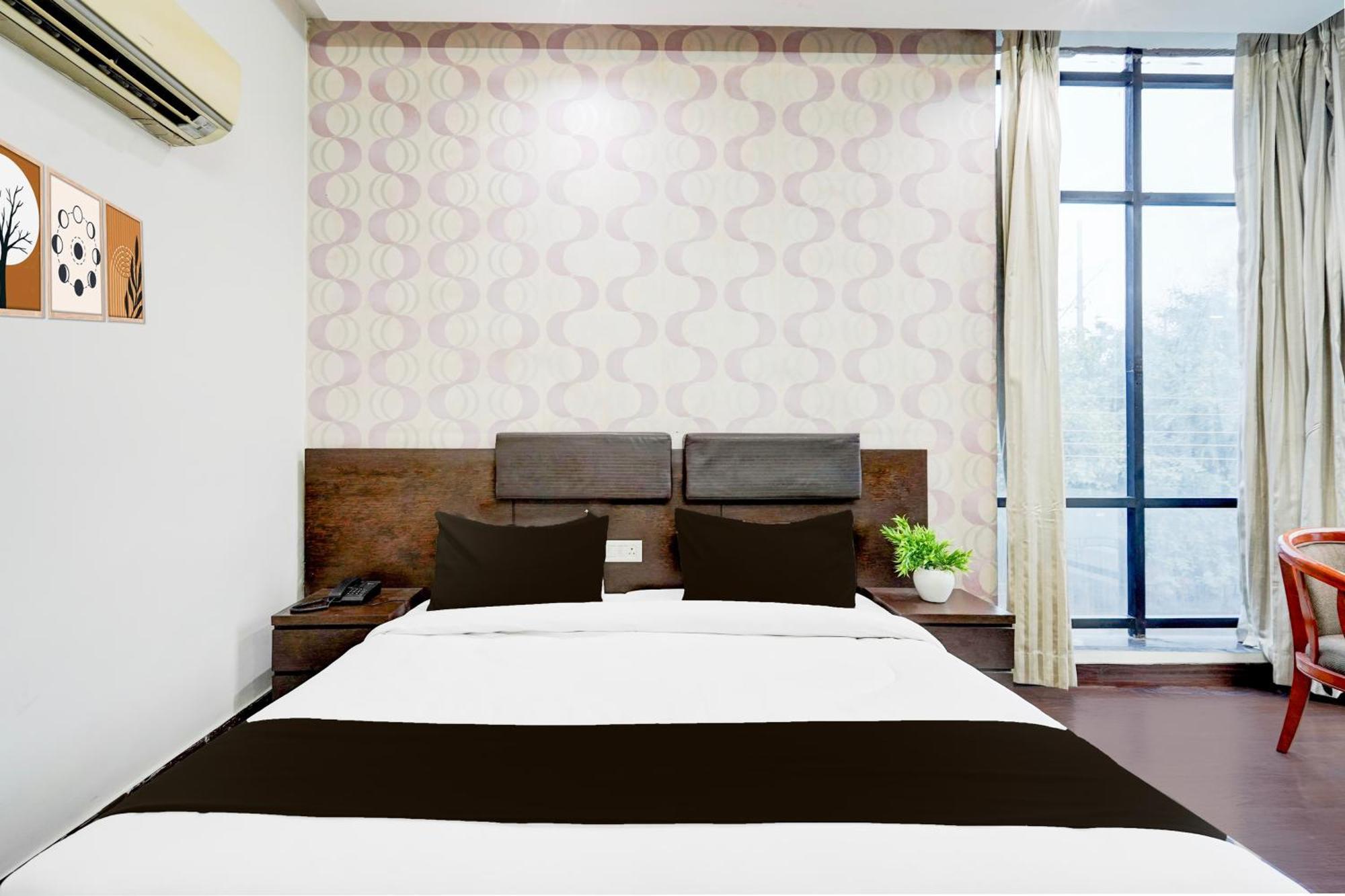 Super Townhouse Sector 51 Noida Near Metro Station Hotell Exteriör bild
