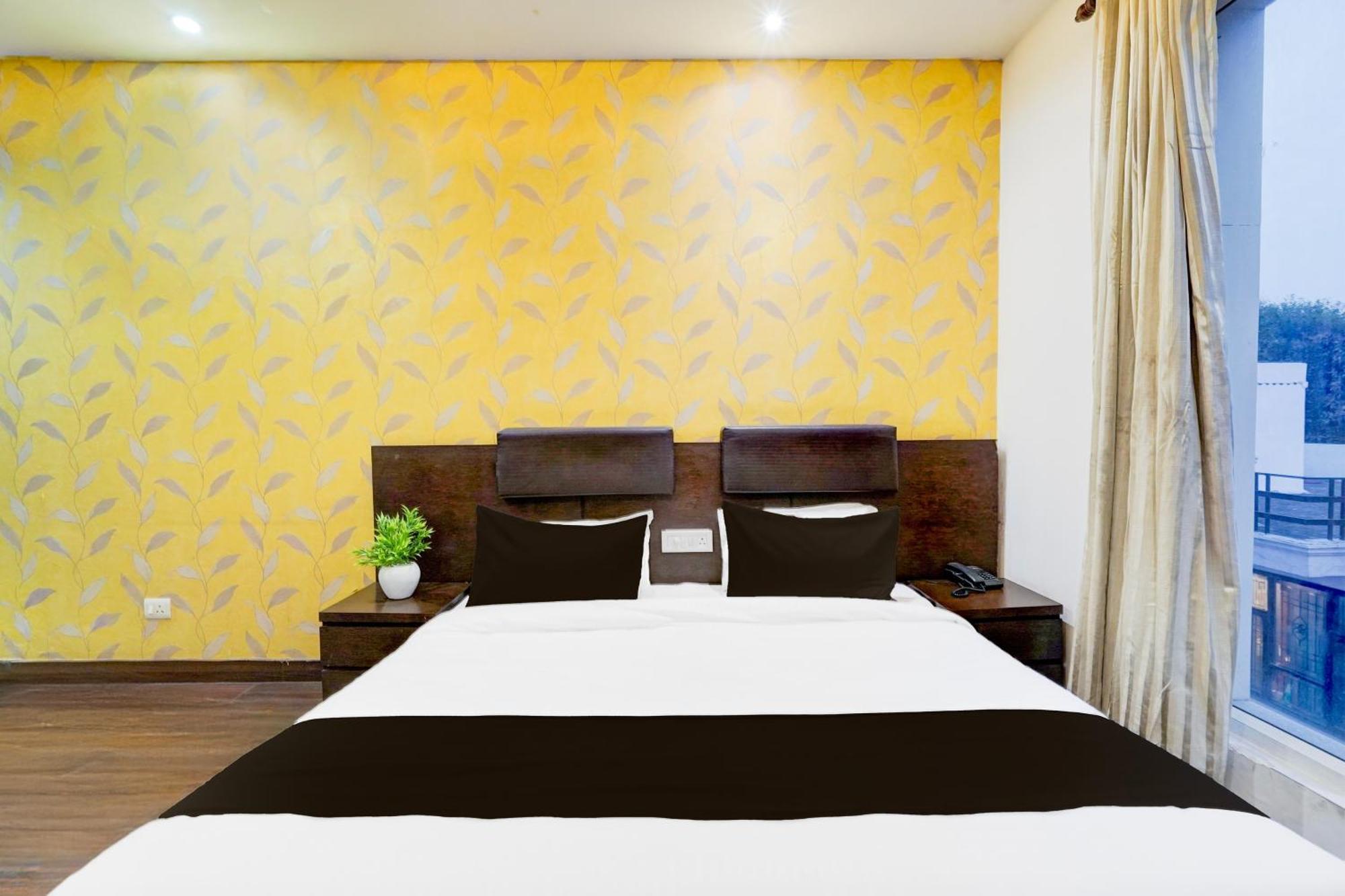 Super Townhouse Sector 51 Noida Near Metro Station Hotell Exteriör bild