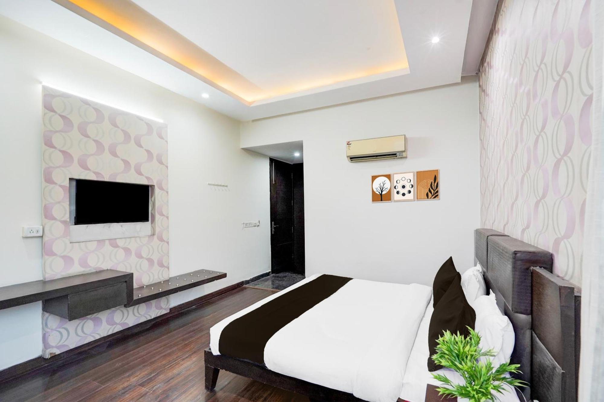 Super Townhouse Sector 51 Noida Near Metro Station Hotell Exteriör bild