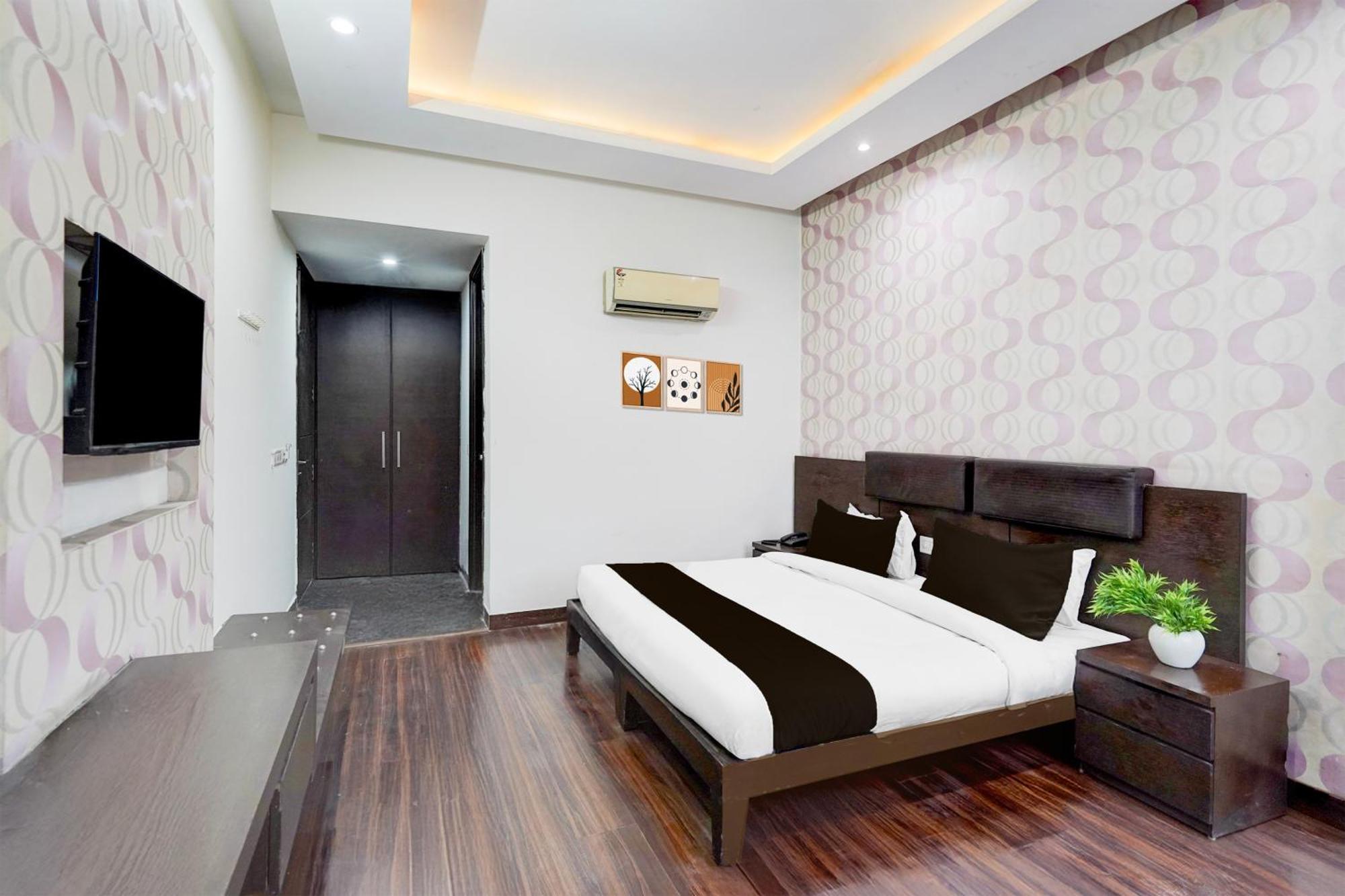 Super Townhouse Sector 51 Noida Near Metro Station Hotell Exteriör bild