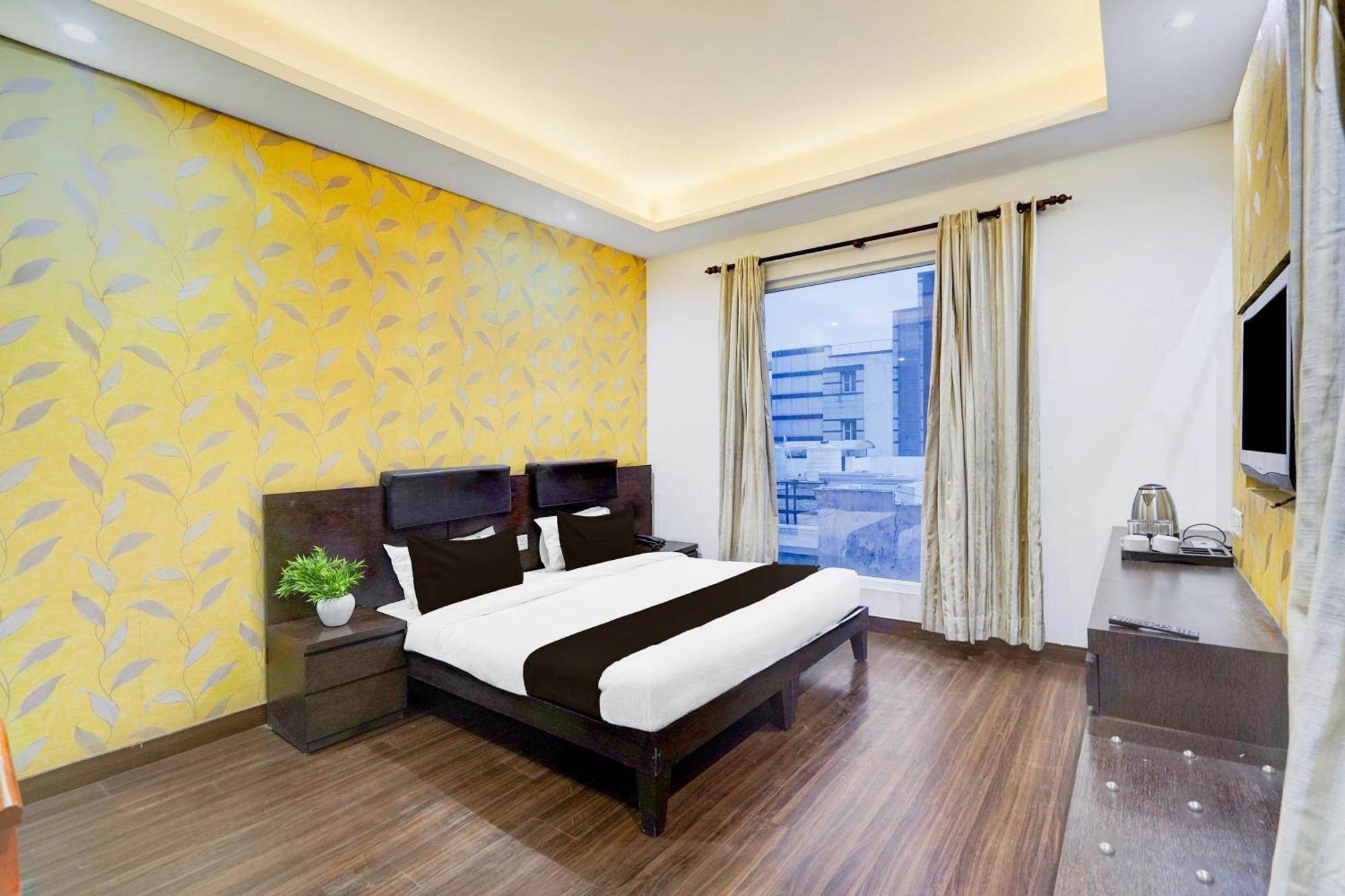 Super Townhouse Sector 51 Noida Near Metro Station Hotell Exteriör bild