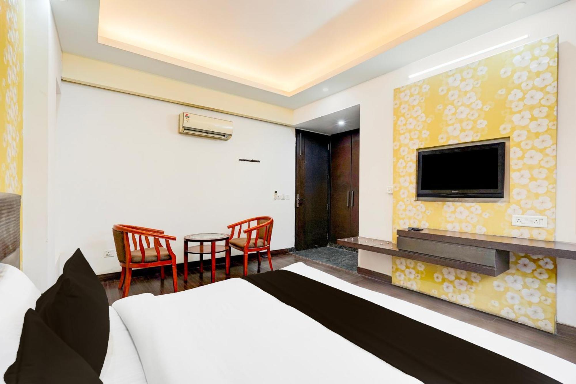 Super Townhouse Sector 51 Noida Near Metro Station Hotell Exteriör bild