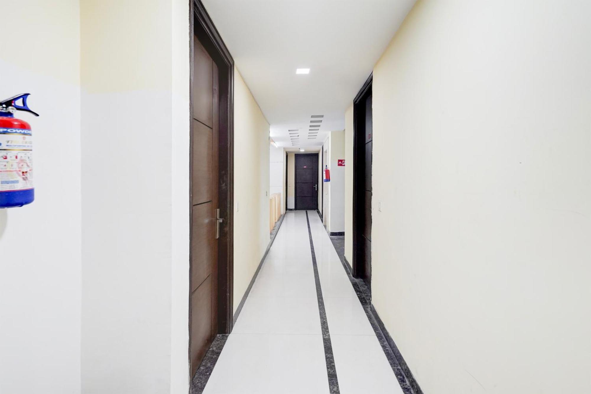 Super Townhouse Sector 51 Noida Near Metro Station Hotell Exteriör bild