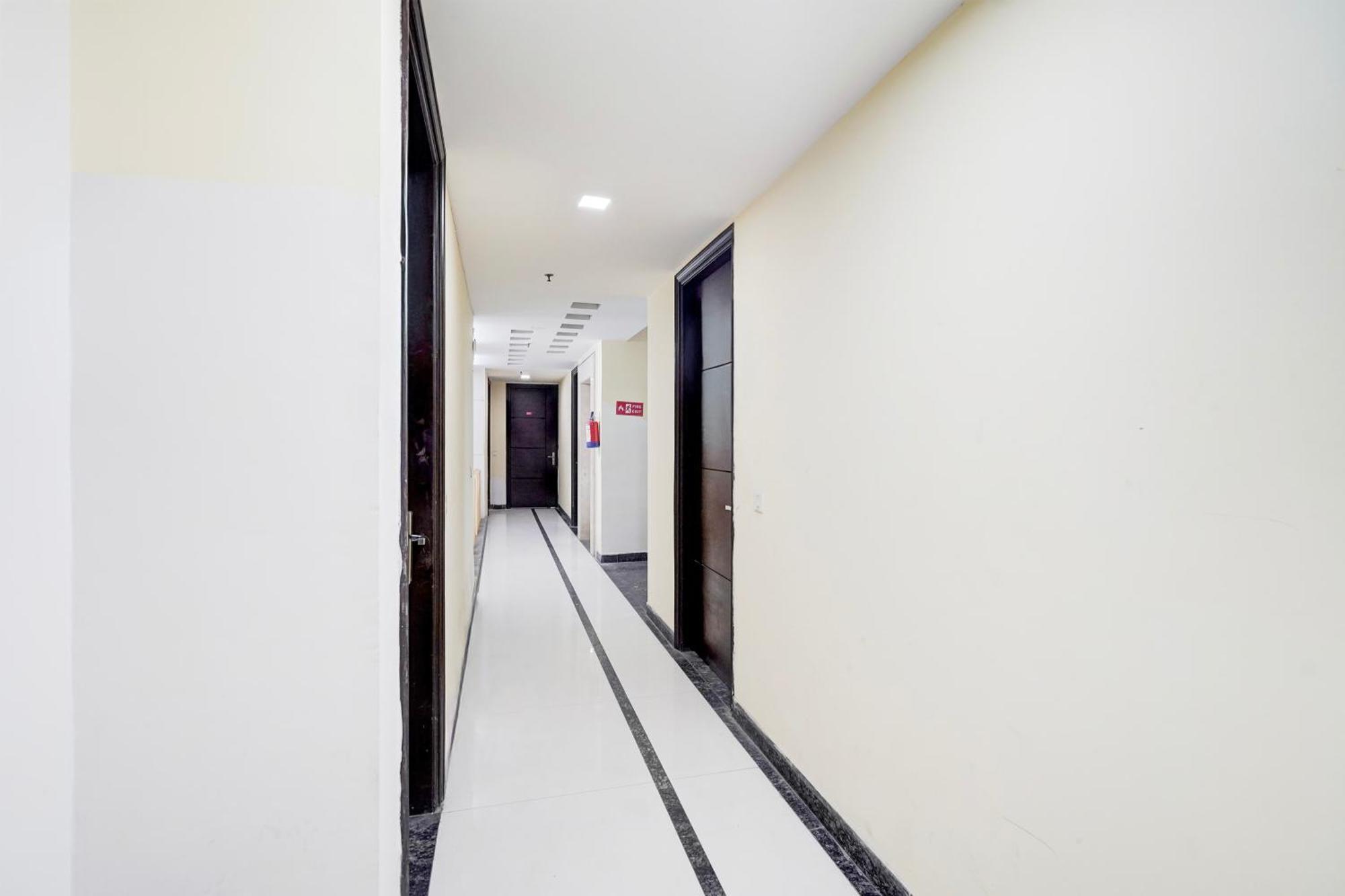 Super Townhouse Sector 51 Noida Near Metro Station Hotell Exteriör bild