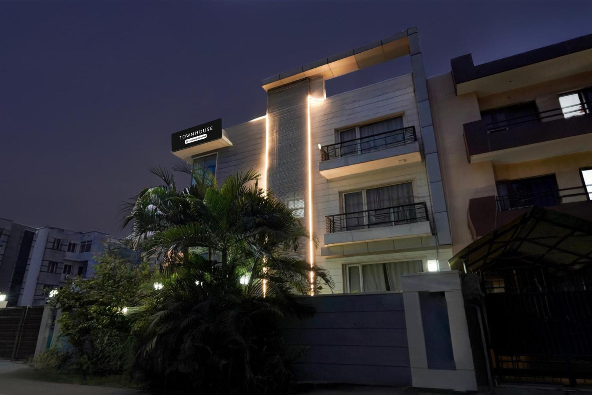 Super Townhouse Sector 51 Noida Near Metro Station Hotell Exteriör bild