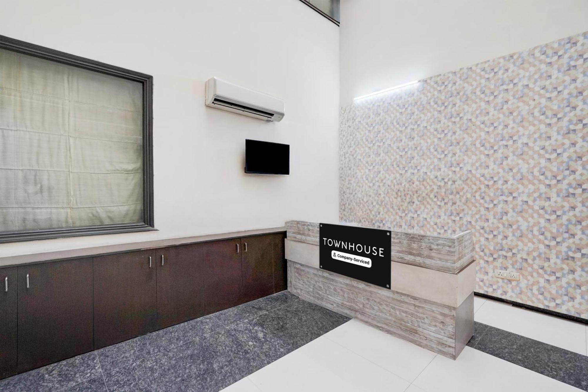 Super Townhouse Sector 51 Noida Near Metro Station Hotell Exteriör bild